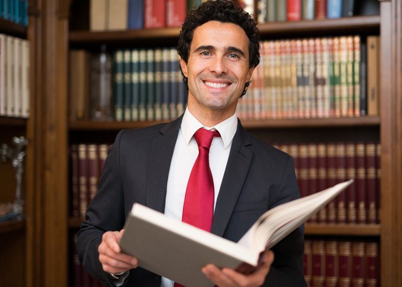 02_Legal Expert_820x585